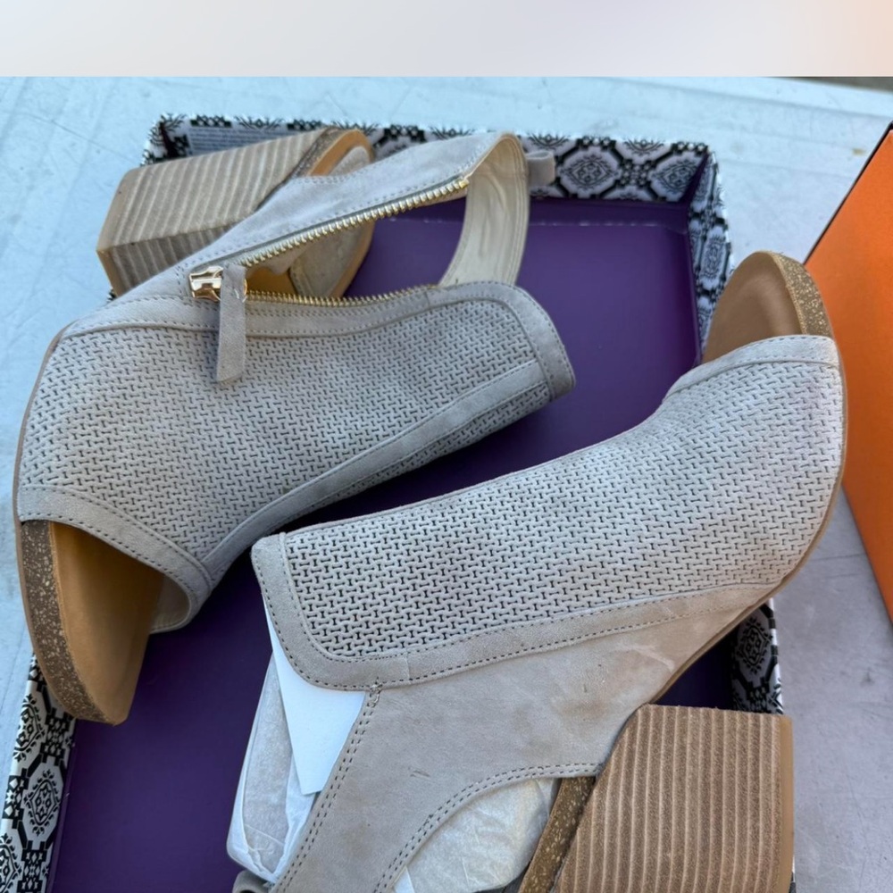 Isola Gray Heeled Boots with Modern Design
